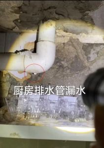 热开水可以直接倒入下水道吗_厨房热水勿直倒，放凉再冲不伤管