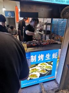 摆地摊烤生蚝靠谱吗_闻摸看，保你吃得更放心！