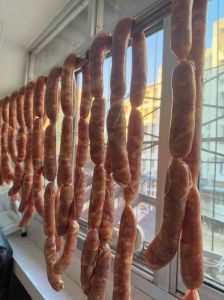 做香肠选什么位置肉好_前腿后腿肉制香肠，嫩滑与干爽大不同