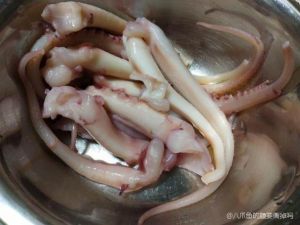 八爪鱼的外皮要去掉吗_八爪鱼清洗去内脏去皮，鲜嫩弹滑做法