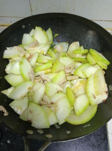 炖冬瓜削皮吗_炖冬瓜要不要去皮？看体质和口感灵活选