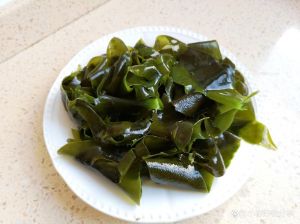 生海带一般煮几分钟_海带煮多久？新鲜3-5分钟去腥，干海带高压锅15分钟