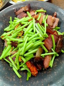 炒过的腊肉怎样去咸_腊肉过咸？淘米水泡，菜同炒减咸