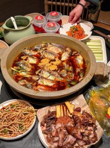 活鲫鱼火锅的家常做法_鲫鱼火锅，鲜美下饭，暖胃又解馋！