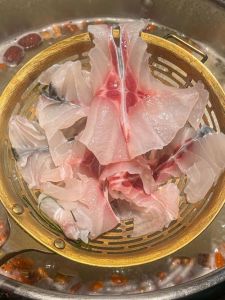 湖北草鱼火锅的做法_草鱼片火锅，嫩滑麻辣，冬日暖心！