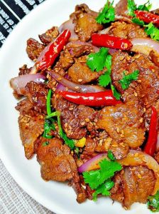 炒烤羊肉家常做法_炒烤羊肉，腌对料，火候足，美味家常菜！