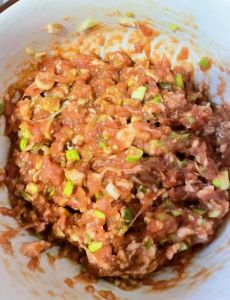 调羊肉馅的正确方法_羊肉馅不膻不柴，鲜嫩多汁小窍门