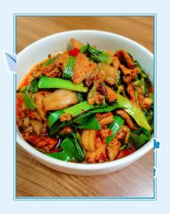 盐煎肉的做法家常菜_家常盐煎肉，红皮青蒜苗灵魂，肥而不腻