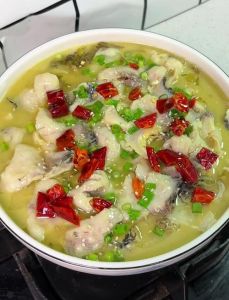 涮菜鱼锅的家常做法_豆腐金针菇涮鱼锅，鲜美清爽易制作