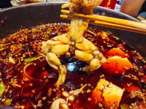 鱼蛙火锅做法_清洗鱼蛙要轻柔，大骨高汤慢炖两小时，爆香香料增层次，分批下锅保鲜嫩，加酸菜泡姜突出川味