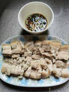 白煮肉的家常做法_老北京去腥入味酱汁，配饭绝绝子！