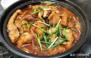 鱼锅的家常做法_鲜鱼葱姜腌，香煎配金针菇，简单又美味！
