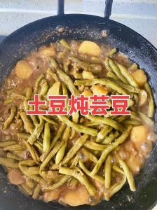 架豆王的做法_炒花生要掌握油温，加盐防粘连提香，干辣椒炒香增味，搭配土豆炖煮更佳