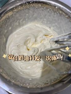 做奶油的方法(最简单)_家常奶油做法多，试试鸡蛋牛奶吉丁味！