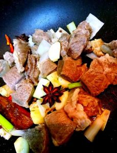 炒驴肉的家常做法_爆炒驴肉香，焖子也地道