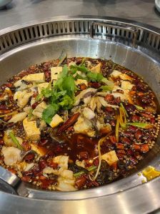 整条草鱼火锅的做法_清洗草鱼去腥线，葱姜腌鱼块，火锅白菜灵魂配，涮鱼先头骨再片