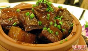 炖野猪肉的家常做法_野猪清汤炖软糯，红酒去腥香