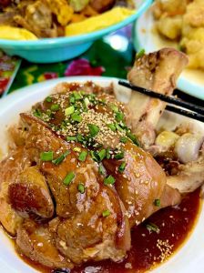 烀全肘的家常做法_年夜饭肘子香，暖心又怀旧