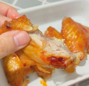 烤奥尔良鸡翅的做法_奥尔良鸡翅腌烤做法，腌料蜂蜜调味，香喷喷！