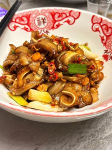 上翘青筋粉牛爆炒白虎拉丝的正宗做法与食材解析