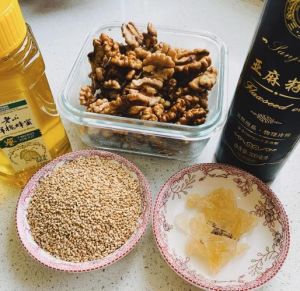 蜂蜜核桃仁家常做法_蜂蜜核桃仁，熬糖拉丝做法