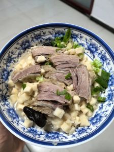 西安牛肉泡馍正宗做法_熬汤掰馍慢炖，风味独特！