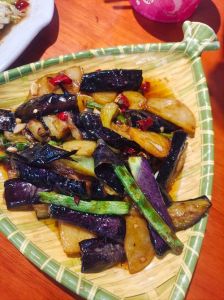东北地三鲜荤菜原始做法_土豆茄子青椒香炒菜