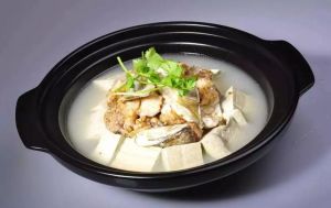 鱼块豆腐的家常做法_鱼豆腐营养美味，炸香炖鲜，做法简单！