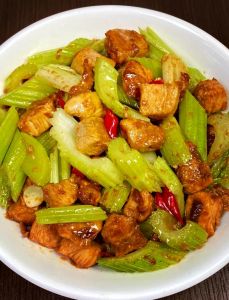 芹菜蒜炒肉的做法家常菜_芹菜炒肉片，脆嫩入味好下饭