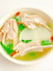 羊肉白萝卜汤的做法_羊肉白萝卜汤，去膻提鲜暖身心