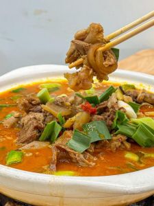 三鲜火锅的家常做法_美味三鲜火锅，汤鲜料足，暖暖的很贴心！