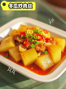冬瓜红烧肉做法图解_油热姜蒜爆香五花肉，煎冬瓜慢炖，家常肉菜肉软糯，冬瓜入味，适合家庭享用