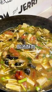 酸汤小酥肉的家常做法窍门_玉米淀粉更酥脆，酸汤番茄红油，酸辣开胃待客菜