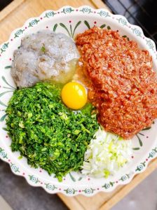 肉馅虾仁水饺馅做法_鲜虾仁剁碎做馅，加盐生抽蚝油等调味，口感好味道鲜！