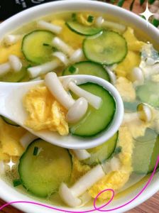 海鲜菇汤的家常做法_海鲜菇豆腐肉片汤，鲜美营养做法简单