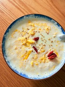 牛奶醪糟鸡蛋家常做法_牛奶醪糟鸡蛋甜汤，深夜甜点，香甜顺滑