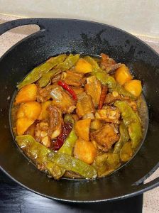 青豆烧排骨家常做法_红油排骨焖青豆，拌饭绝配