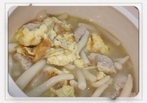 海鲜菇肉片汤做法_滑肉海鲜菇番茄汤，鲜甜美味家常汤