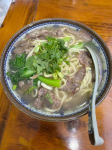 家庭淮南牛肉汤做法_精选牛肉熬制，汤清味鲜，简单调味，暖心暖胃！