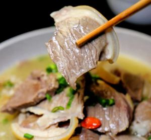 清水羊肉火锅的家常做法_清水羊肉火锅，原味鲜香，暖心暖胃！