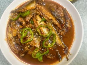 乱炖小杂鱼的家常做法_小鱼吐沙焯虾香炖煮，下饭下酒味鲜美