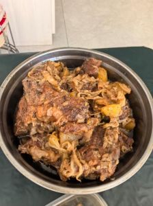骨头炖酸菜家常做法_酸爽骨头炖酸菜，家常美味简单做