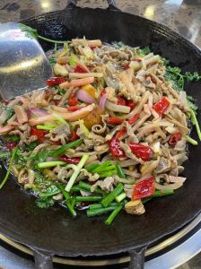 重庆正宗黔江鸡杂做法_酸辣地道的重庆特色小吃