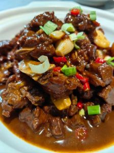 红烧狗肉的做法_驱寒暖身红烧狗肉，香辣可口家常菜！