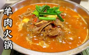 正宗羊肉火锅的做法_自制鲜美羊肉汤，选对部位不散肉，麻酱沙茶酱蘸着吃！