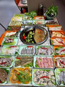 家常海鲜火锅的做法_在家做海鲜火锅，简单美味！