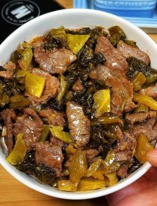 酸菜牛肉的家常做法_酸菜炒牛肉，酸爽嫩滑家常菜！