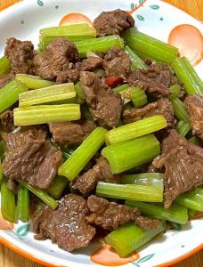 芹菜爆炒牛肉家常做法_嫩滑脆口，香浓秘诀全在这！