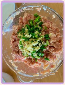 莲菜馅儿饺子的做法_鲜香脆嫩莲藕猪肉饺，家的味道新体验！