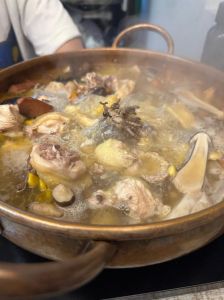 清汤土鸡火锅的家常做法_家常土鸡汤锅，暖心暖胃好滋味！